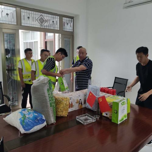 夏日送清涼，關(guān)懷暖人心