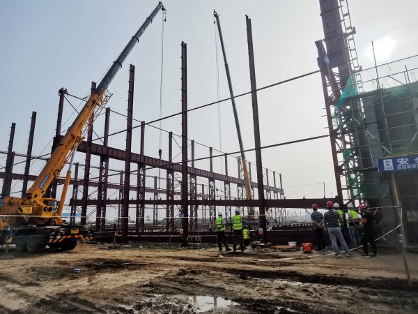 陜煤建設(shè)渭南分公司南京金龍項(xiàng)目首個高危大工程吊裝工作順利開始