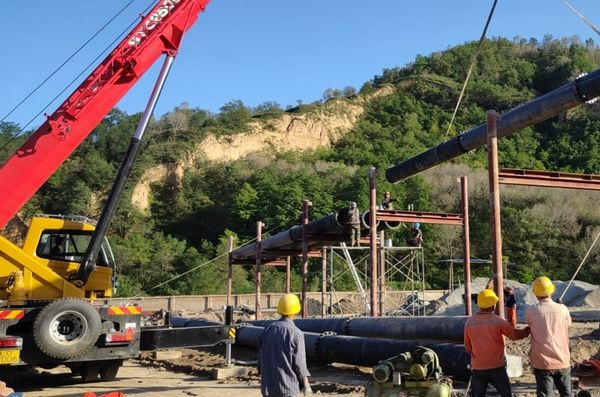 陜煤建設(shè)天工公司承建的木盤川瓦斯管路順利吊裝成功