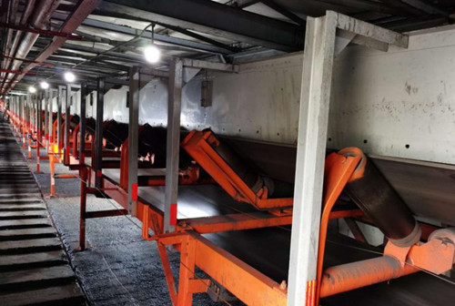 陜煤建設(shè)機(jī)電安裝公司曹家灘項(xiàng)目部24小時完成帶式輸送機(jī)膠帶更換工程