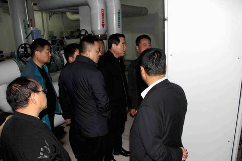銅川礦業(yè)公司副總經(jīng)理郭全營一行深入銅煤1#、2#小區(qū)現(xiàn)場檢查指導(dǎo)供暖準(zhǔn)備工作