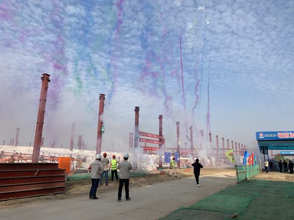 陜煤建設(shè)渭南分公司南京金龍建設(shè)項(xiàng)目車(chē)身沖焊聯(lián)合廠房焊接球網(wǎng)架順利頂升