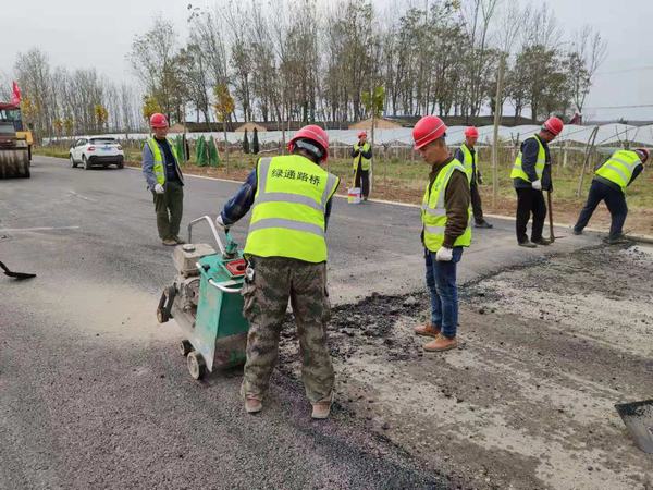 陜煤建設(shè)澄合分公司第十五項(xiàng)目部加快復(fù)工建設(shè)推進(jìn)公路項(xiàng)目瀝青路面攤鋪