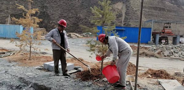 陜煤建設(shè)天工公司安裝三部開展“綠色施工、美化家園”義務(wù)植樹活動