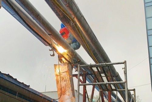 陜煤建設(shè)洗選煤運營公司第二項目部：安裝工人冒雨搶修 熱水管路恢復(fù)正常