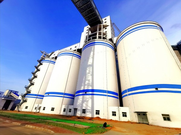 同舟共濟揚帆起，乘風破浪萬里航