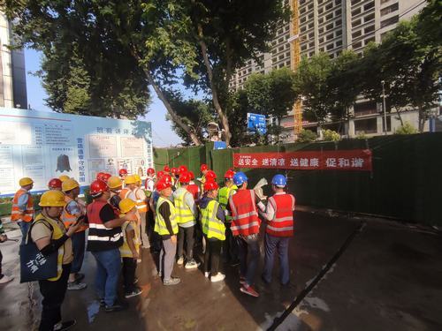 陜煤建設(shè)銅煤第二項目部開展為一線工人“送安全、送清涼、送健康、促和諧”活動