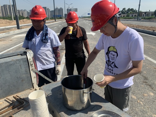 陜煤建設(shè)路橋分公司各基層項(xiàng)目開展“送清涼”活動