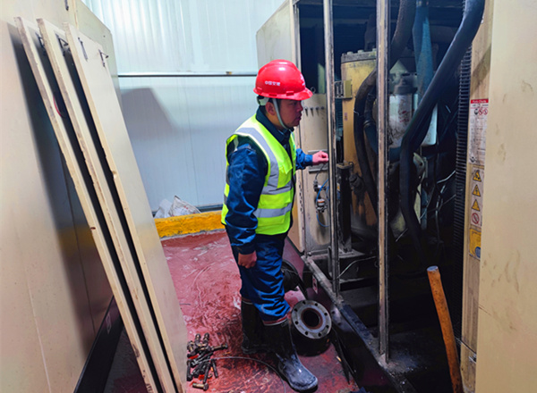 讓黨徽在雪山之巔熠熠生輝