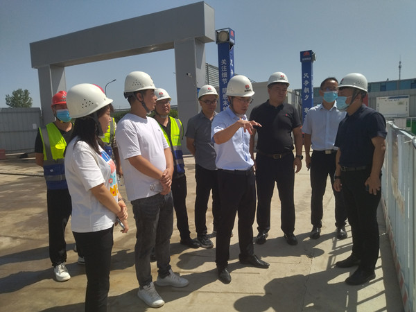 灃西新城黨委委員、管委會副主任薄磊一行蒞臨陜煤建設(shè)咸陽分公司承建的灃西新城第五學校項目調(diào)研指導(dǎo)工作