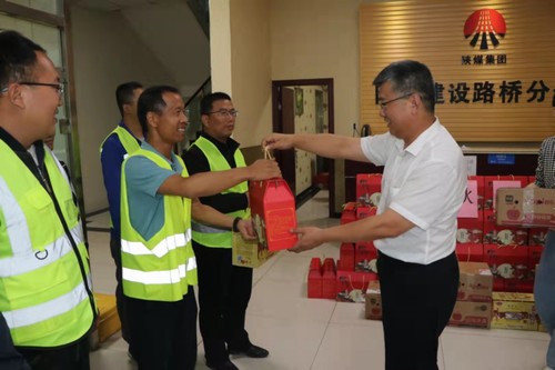 陜煤建設(shè)路橋分公司開展中秋節(jié)前慰問活動(dòng)