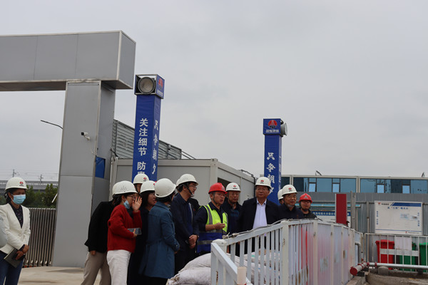 陜西省西咸新區(qū)灃西新城開發(fā)建設(shè)（集團(tuán)）有限公司黨委書記、董事長(zhǎng)楊建柱一行蒞臨灃西新城第五學(xué)校項(xiàng)目調(diào)研指導(dǎo)工作