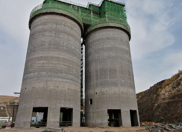 陜煤建設(shè)天工公司安裝三部施工的精煤倉工程順利封頂