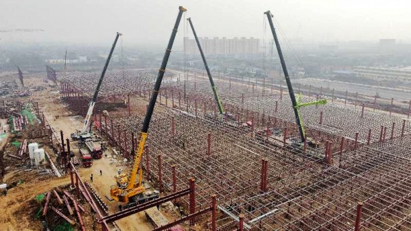 陜煤建設(shè)渭南分公司南京金龍電動商用車建設(shè)項(xiàng)目總裝車間五、六區(qū)網(wǎng)架頂升工程順利吊裝完成