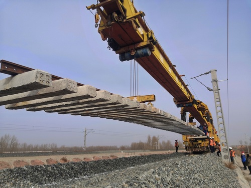陜煤建設(shè)路橋分公司靖神鐵路孟紅段聯(lián)絡(luò)線(xiàn)正式開(kāi)始鋪軌作業(yè)
