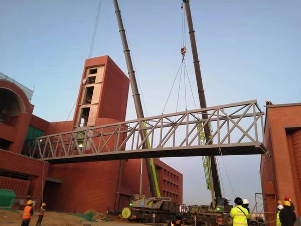 陜煤建設(shè)銅煤公司第十六項目部承建的榆林化學(xué)培訓(xùn)中心鋼結(jié)構(gòu)連廊吊裝順利完成