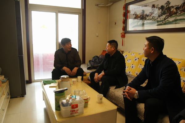 陜煤建設(shè)銅煤公司黨政領(lǐng)導(dǎo)春節(jié)前夕看望慰問(wèn)困難職工