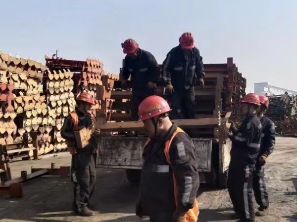 陜煤建設(shè)機(jī)電安裝公司神府項目部25212順槽膠帶機(jī)順利入井