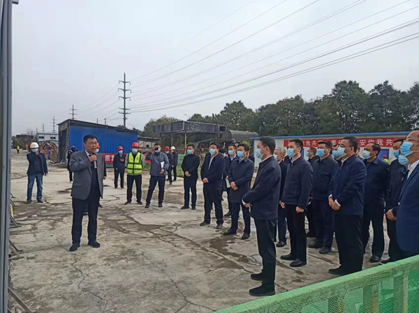 涇陽(yáng)縣縣委書(shū)記拓巍峰、縣長(zhǎng)郝瑞耀一行蒞臨陜煤建設(shè)咸陽(yáng)分公司涇陽(yáng)縣西城保障房項(xiàng)目觀摩調(diào)研