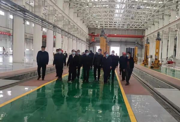 陜煤集團(tuán)陜西鐵路物流集團(tuán)黨委書(shū)記、董事長(zhǎng)趙國(guó)智蒞臨靖神鐵路孟家灣站機(jī)輛中心檢查指導(dǎo)工作