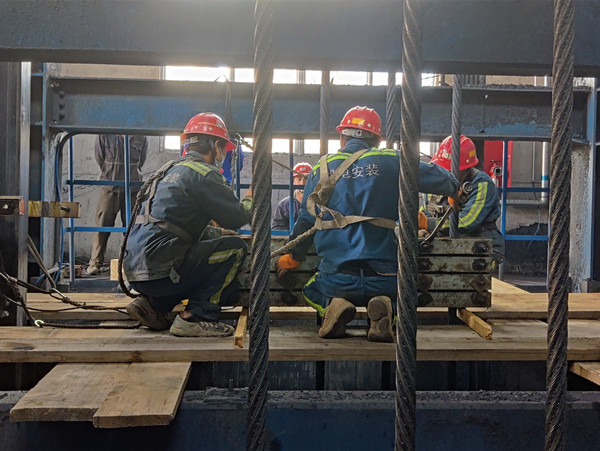 陜煤建設(shè)機(jī)電安裝公司西卓項(xiàng)目部：主立井提升箕斗竄繩順利完工