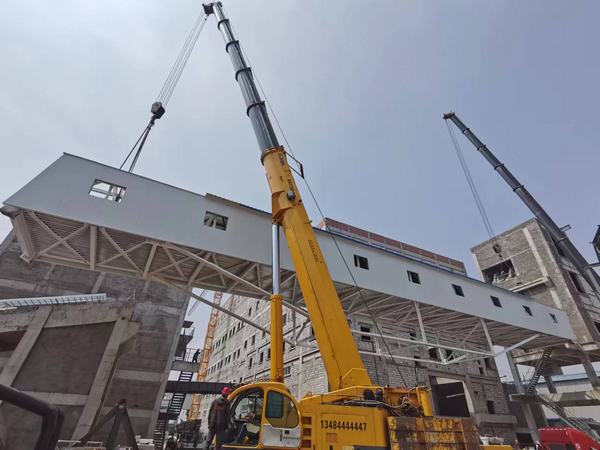 陜煤建設(shè)韓城分公司神木檸條塔礦井選煤廠技改項(xiàng)目一標(biāo)段棧橋工程順利吊裝完成