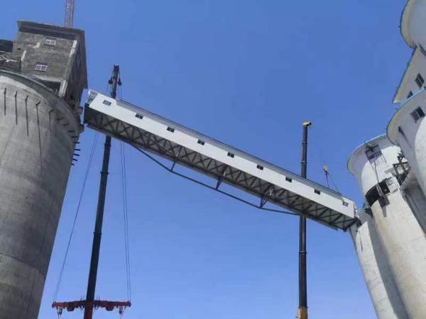 陜煤建設(shè)銅煤公司：第二十一項(xiàng)目部檸條塔礦井選煤廠技改項(xiàng)目二標(biāo)段汽車裝車倉至新增汽車裝車倉洗中塊帶式輸送機(jī)棧橋工程順利吊裝完成