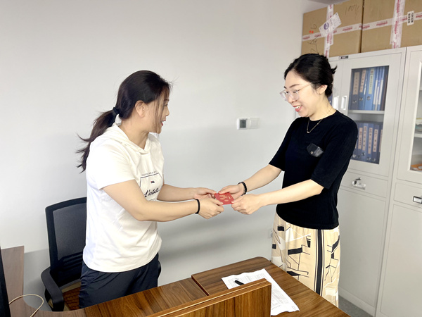 建設集團大秦置業(yè)公司：小小生日卡  情暖職工心