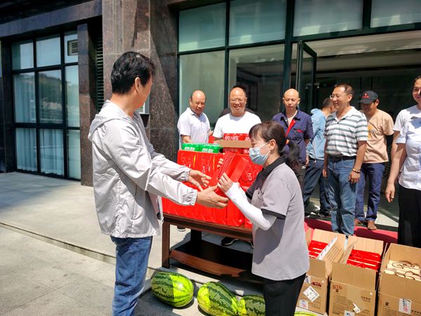 建設(shè)集團大秦置業(yè)公司：夏日高溫送清涼 絲絲關(guān)懷暖人心