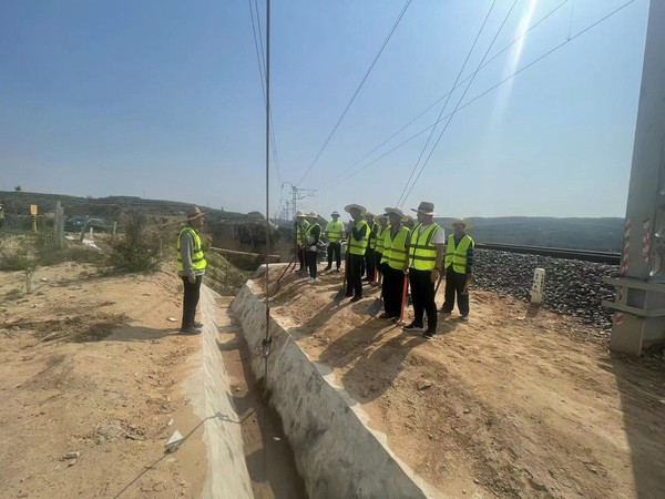 聞“汛”而動(dòng)，陜煤建設(shè)路橋分公司靖神鐵路項(xiàng)目部全力搶修水毀地段工程