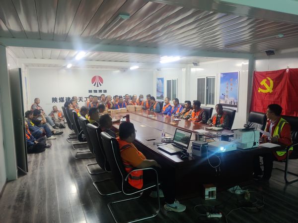 陜煤建設天工公司安裝一部：迎高溫、戰(zhàn)酷暑 確保汽車卸煤溝安裝工程如期交付