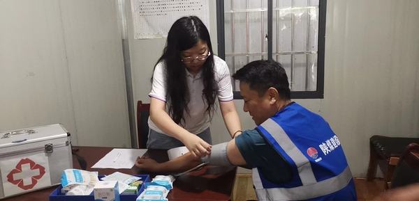 陜煤建設(shè)韓城分公司土建四項(xiàng)目部：愛(ài)心小藥箱暖到人心里