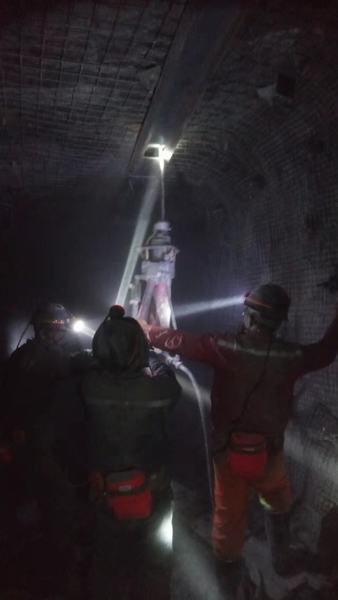 陜煤建設(shè)礦建二公司車(chē)村項(xiàng)目部3102工作面運(yùn)輸順槽順利貫通