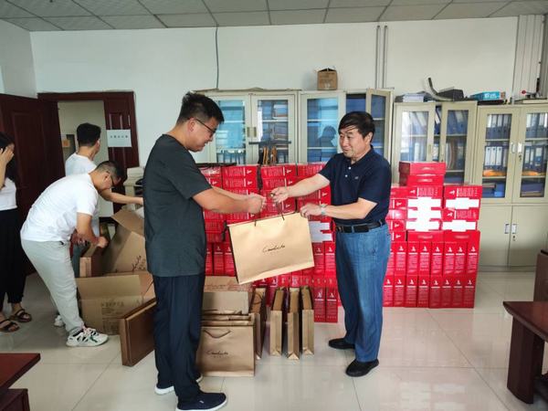 月餅送祝福，情意滿(mǎn)中秋