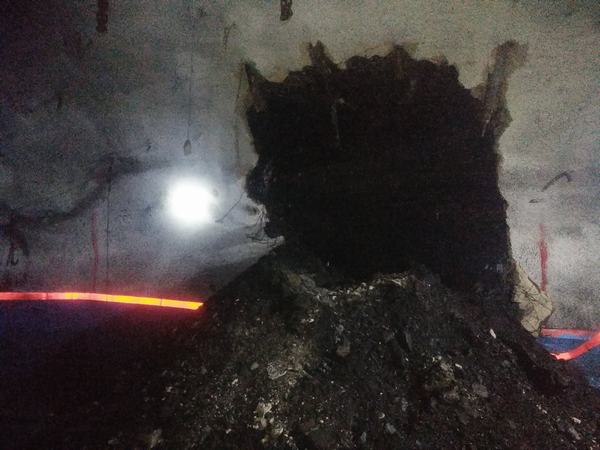 陜煤建設礦建二公司建莊項目部4-2306回風外段與302一部皮帶機頭控制硐室實現(xiàn)精準貫通