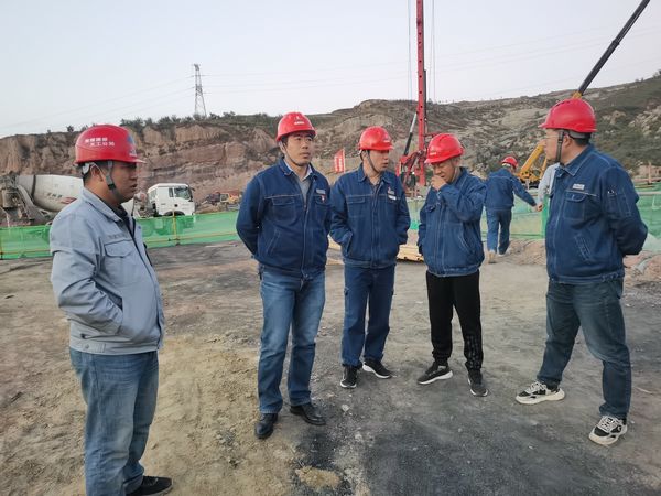 陜西新元潔能有限公司董事長(zhǎng)、總經(jīng)理范建林蒞臨陜煤建設(shè)天工公司檢查指導(dǎo)工作