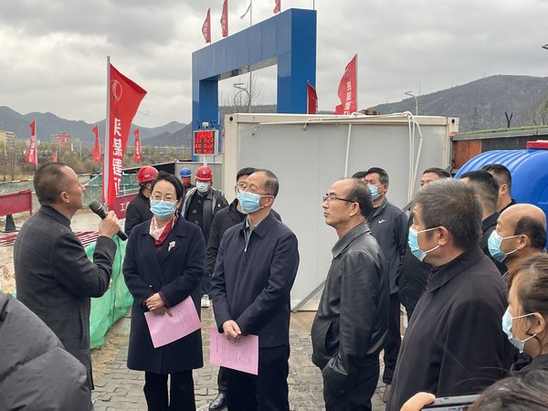 綏德縣副縣長萬雁一行蒞臨陜煤建設(shè)路橋分公司綏德縣第二凈水廠項(xiàng)目檢查指導(dǎo)工作