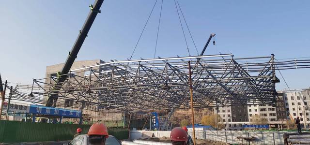 陜煤建設(shè)韓城分公司承建的王峰礦井副井工業(yè)場(chǎng)地提升機(jī)房 網(wǎng)球屋架順利吊裝完成