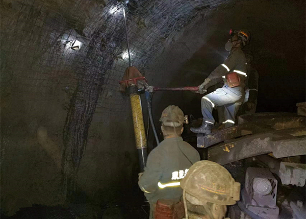 陜煤建設(shè)礦建三公司雙龍項(xiàng)目部116運(yùn)輸順槽機(jī)頭硐室與運(yùn)輸大巷順利貫通