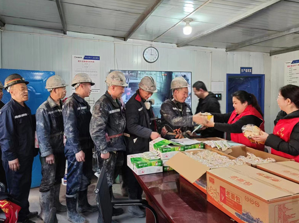 陜煤建設礦建三公司：當“三八節(jié)”遇上“雷鋒日”，綻放最美志愿紅