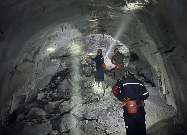 陜煤建設(shè)礦建三公司崔木項(xiàng)目部北翼帶式輸送機(jī)大巷順利貫通