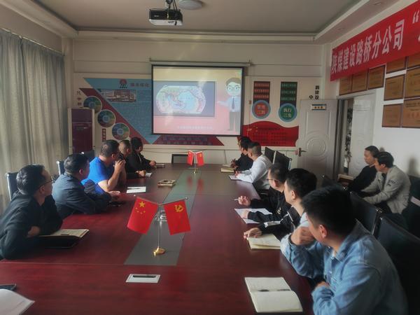 陜煤建設(shè)路橋分公司靖神鐵路項目部組織開展“5.12”防災(zāi)減災(zāi)科普宣傳活動