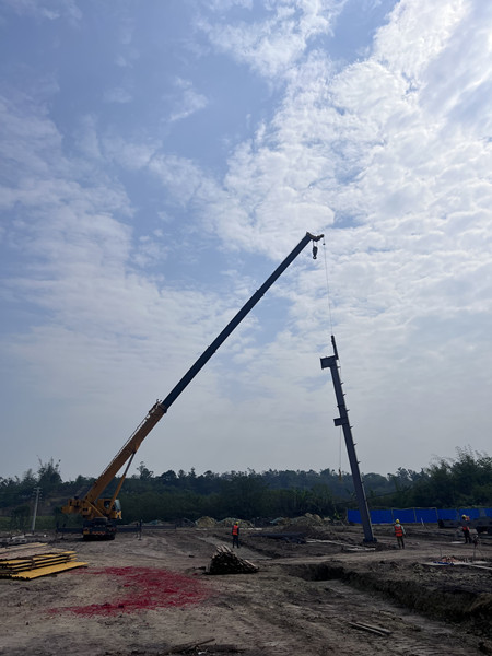陜煤建設漢中分公司智能塔機制造項目鋼結構首吊圓滿完成