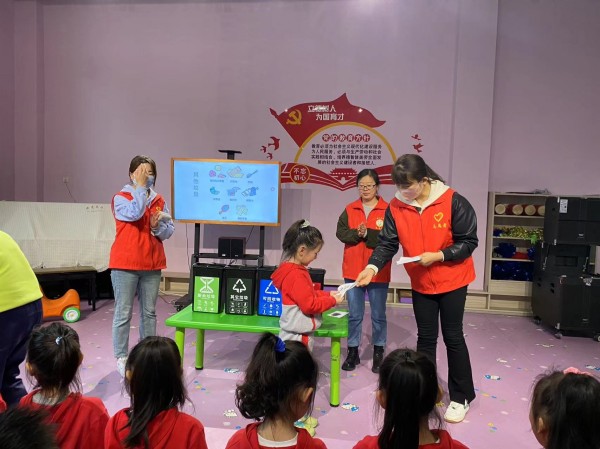 陜煤建設(shè)機(jī)電安裝公司垃圾分類進(jìn)校園爭(zhēng)做環(huán)?！靶∵_(dá)人”