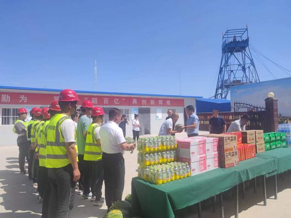 陜西彬長(zhǎng)文家坡礦業(yè)董事長(zhǎng)徐景果深入施工一線(xiàn)慰問(wèn)職工