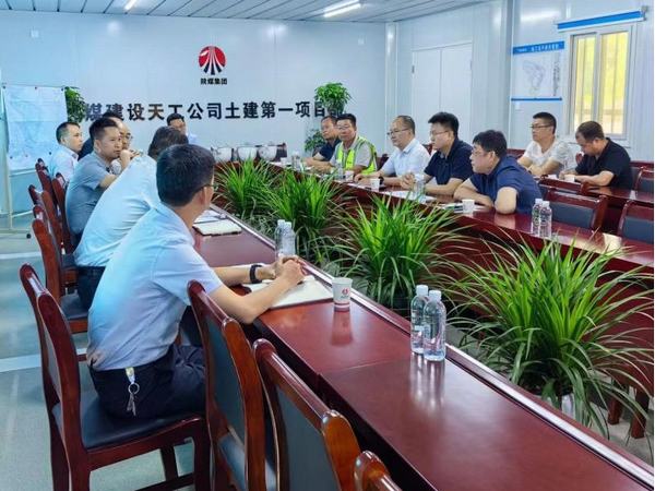 陜煤集團(tuán)助力鄉(xiāng)村振興辦公室主任徐國強(qiáng)一行深入漢陰實(shí)驗(yàn)中學(xué)項(xiàng)目調(diào)研指導(dǎo)工作