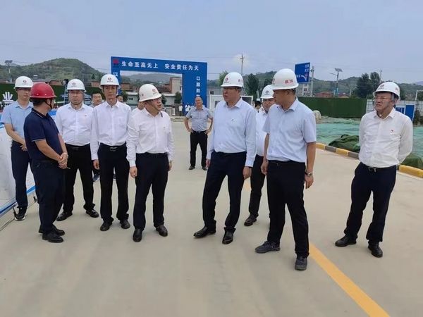 陜煤集團(tuán)黨委副書記張海泉一行蒞臨漢陰實(shí)驗(yàn)中學(xué)項(xiàng)目檢查指導(dǎo)工作