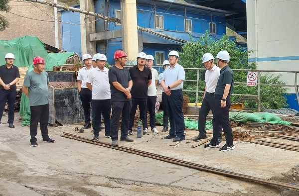 彬長集團(tuán)黨委書記、董事長白永明一行深入陜煤建設(shè)渭南分公司第三項(xiàng)目部檢查指導(dǎo)