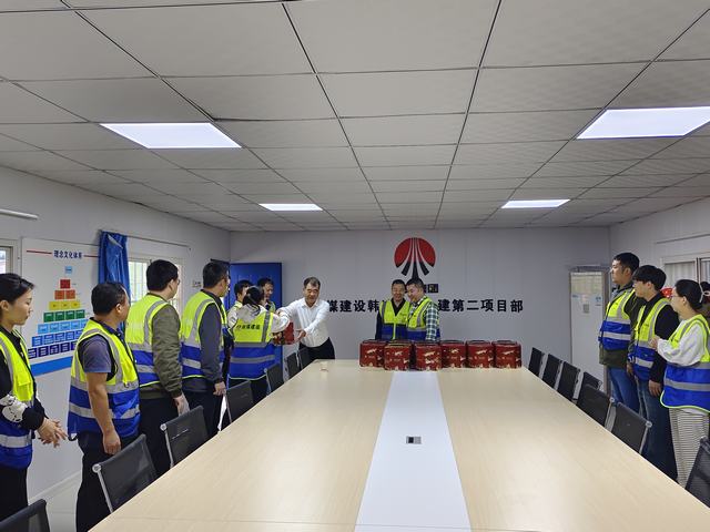 陜煤建設韓城分公司開展“喜迎雙節(jié) 溫暖一線”重點工程慰問活動