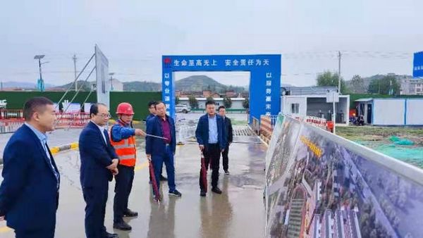 陜煤集團(tuán)紀(jì)檢監(jiān)察三室主任楊勝利、鄉(xiāng)村振興辦副主任楊偉一行到陜煤建設(shè)天工公司承建的漢陰實(shí)驗(yàn)中學(xué)項(xiàng)目檢查指導(dǎo)工作